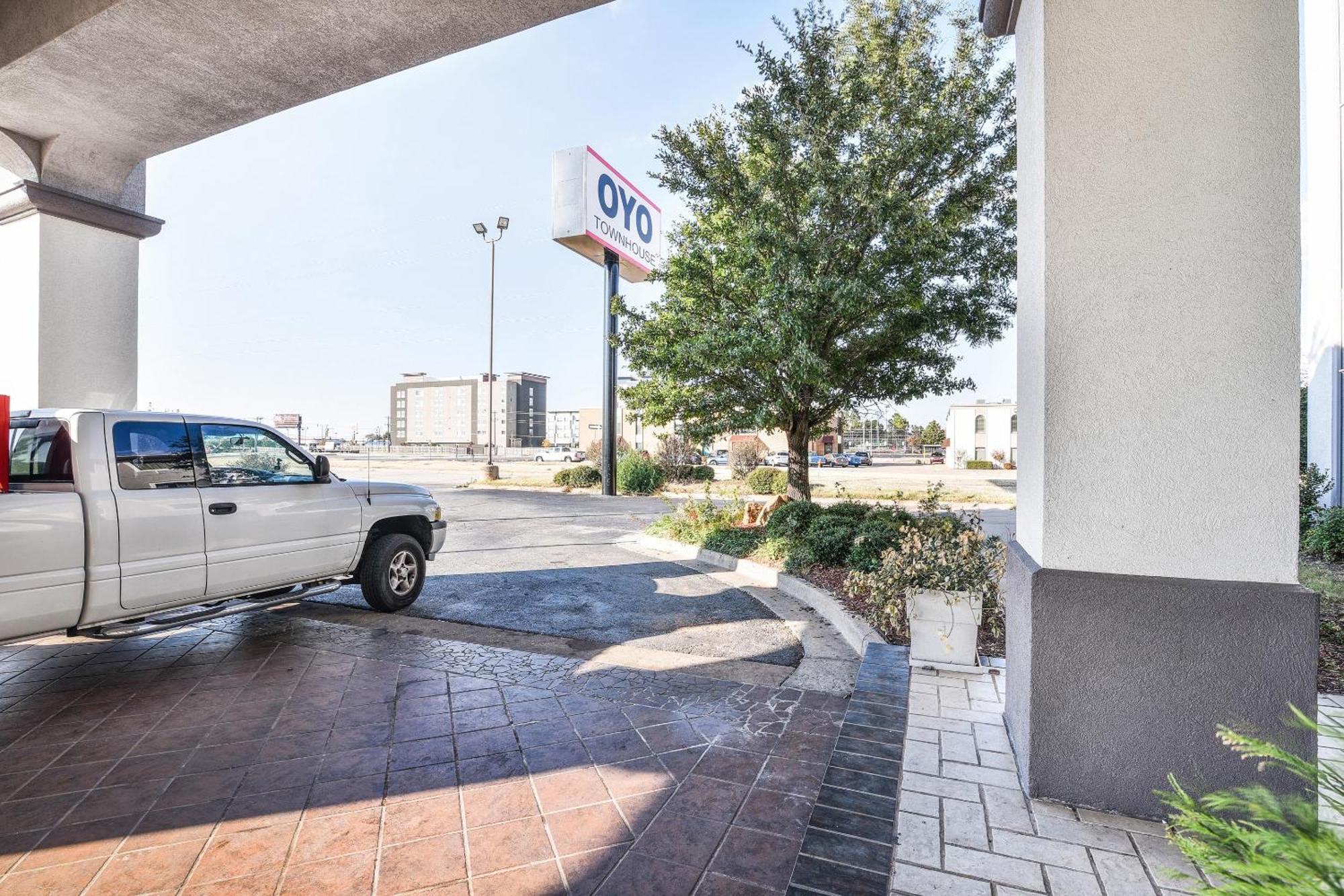 Oyo Townhouse Oklahoma City Airport Exterior foto
